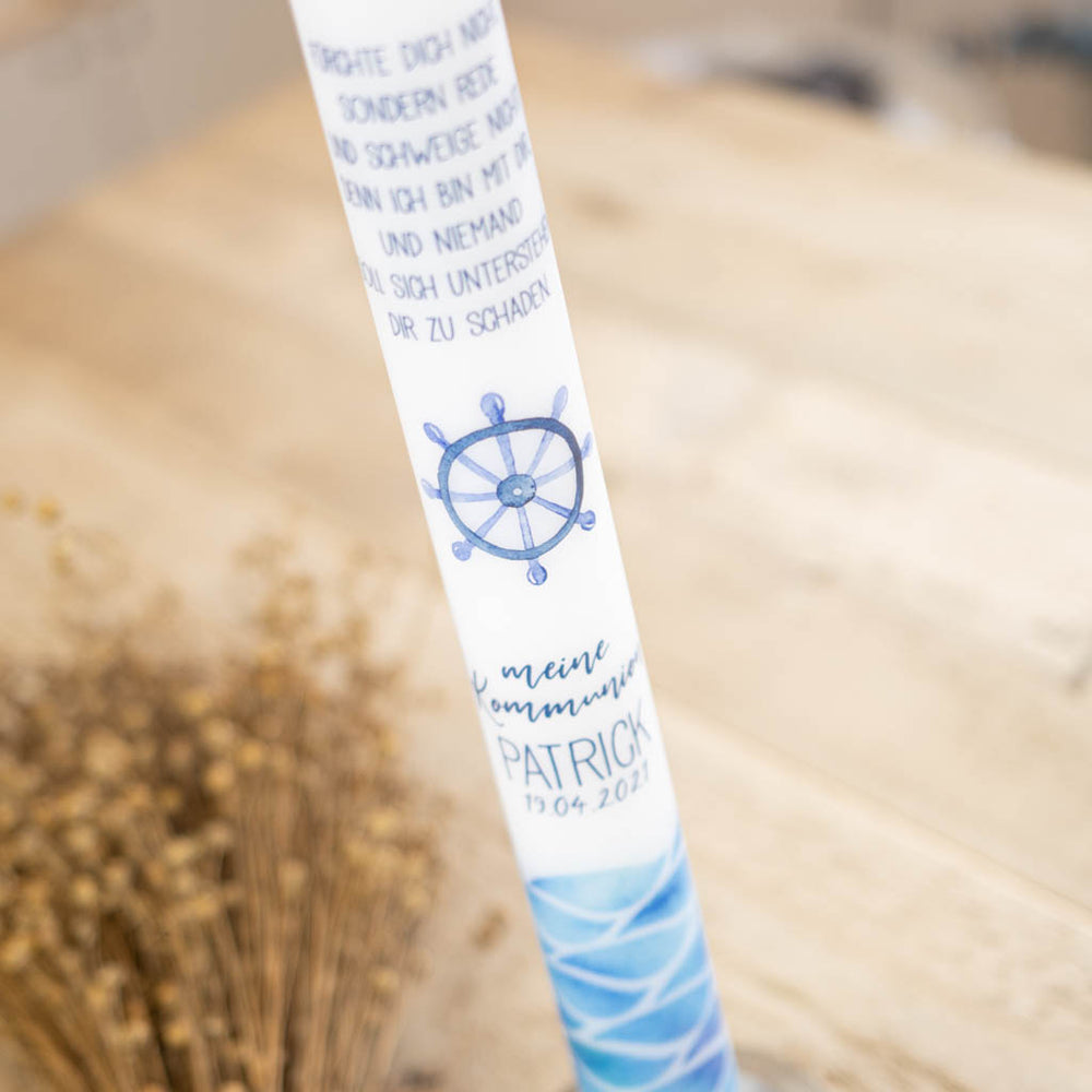 Maritimes Steuerrad in Blau über Aquarell-Wellen