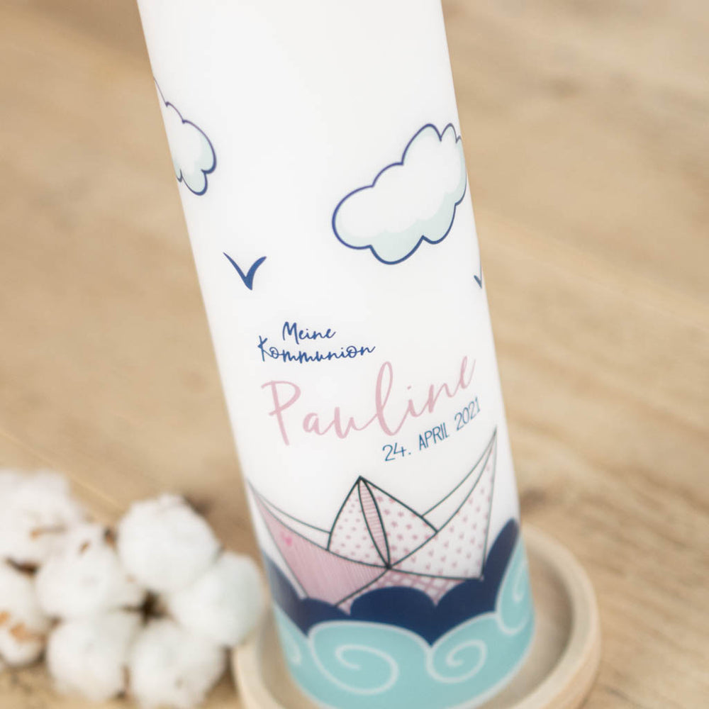 Papierboot-Motiv mit Wolken und Schriftzug Meine Kommunion