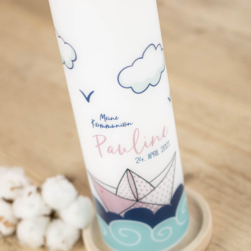 Papierboot-Motiv mit Wolken und Schriftzug Meine Kommunion