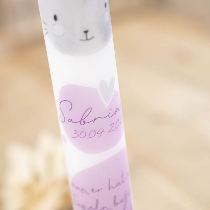 Detail der Kommunionkerze Hase mit Herz und Kommunionspruch