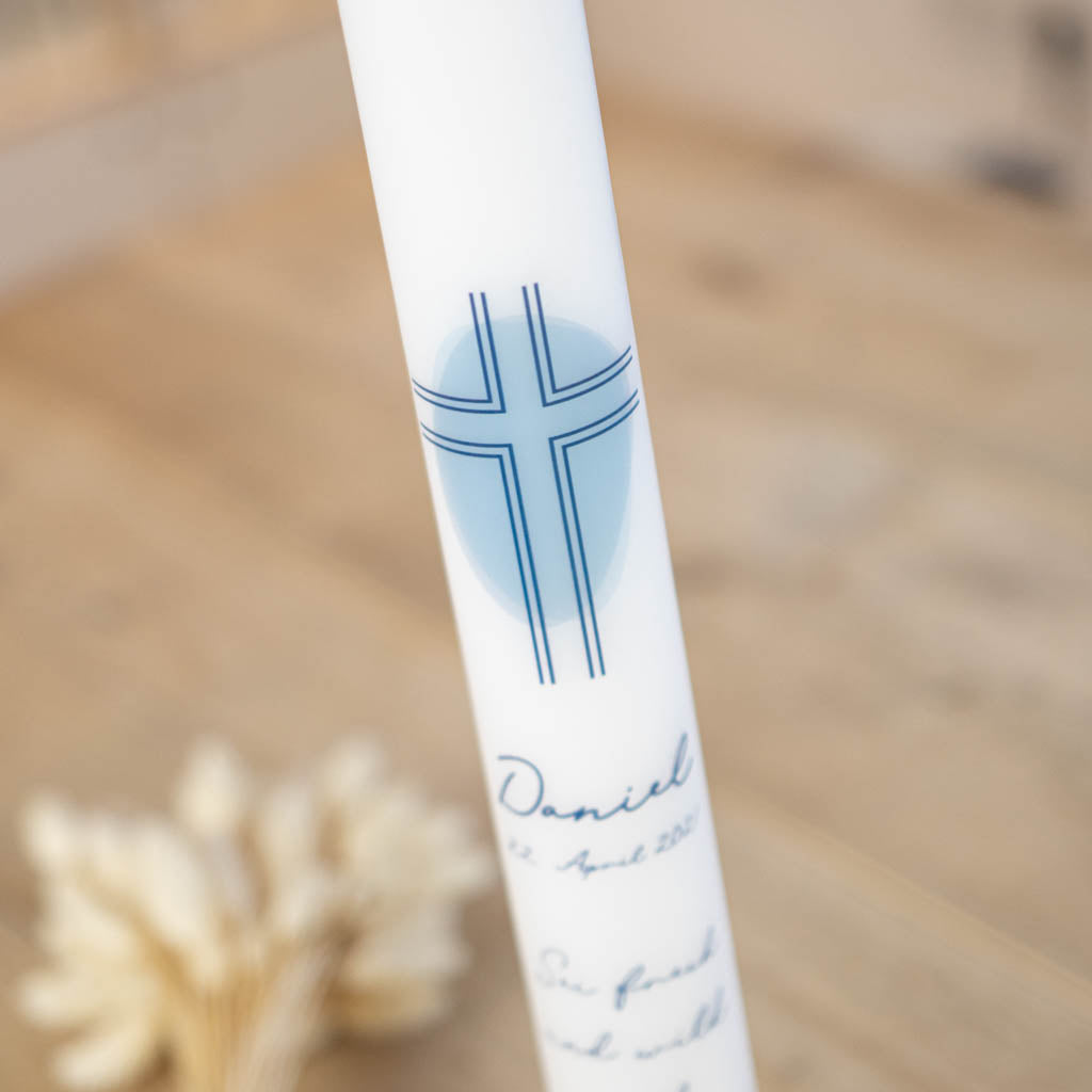 Schlichtes blaues Liniendesign-Kreuz auf der Kommunionkerze