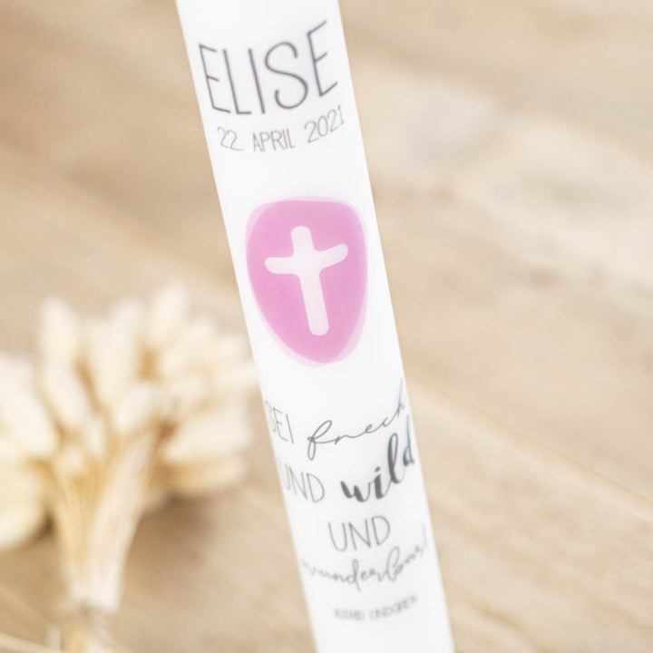 Kreuz im rosa Aquarellfleck auf der Kommunionkerze