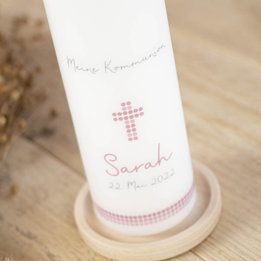 Punkte-Kreuz und Perlenbordüre in Rosa auf der Kommunionkerze