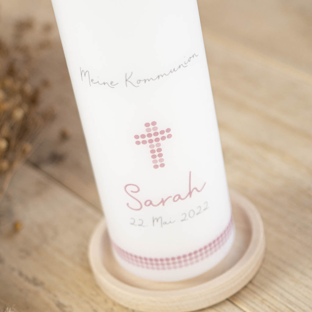 Punkte-Kreuz und Perlenbordüre in Rosa auf der Kommunionkerze