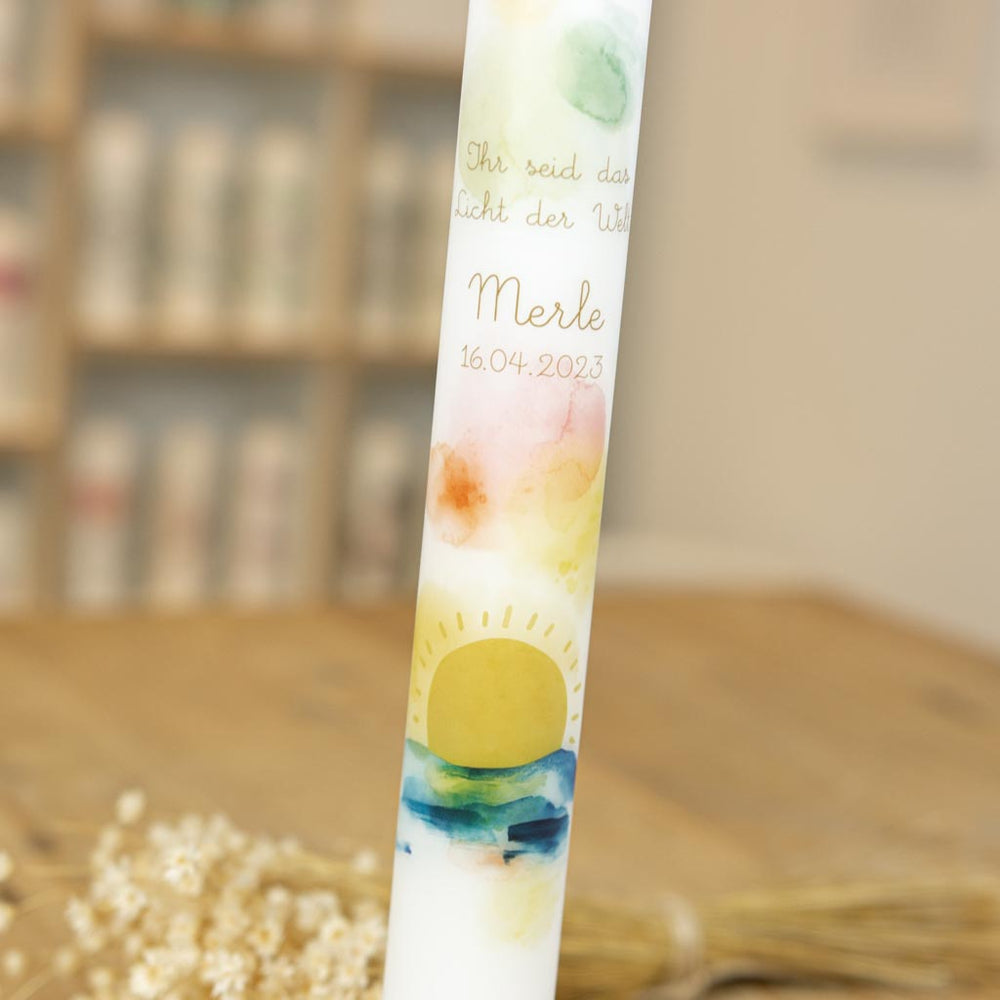Aufgehende Sonne im Aquarellstil auf der Kommunionkerze