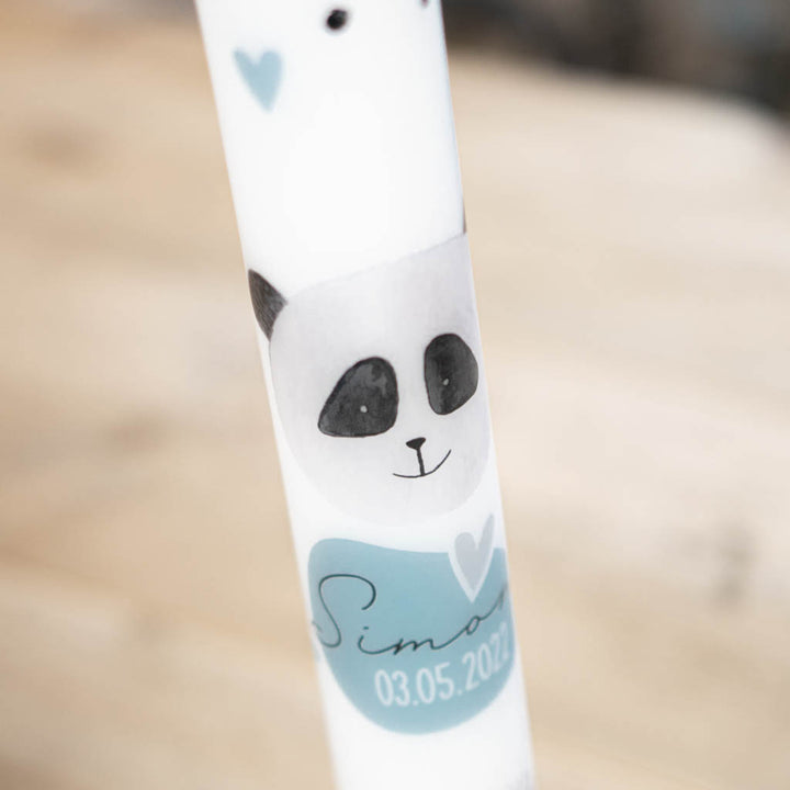 Kommunionkerze Panda mit Farbtupfen, Herzen und Kommunionspruch