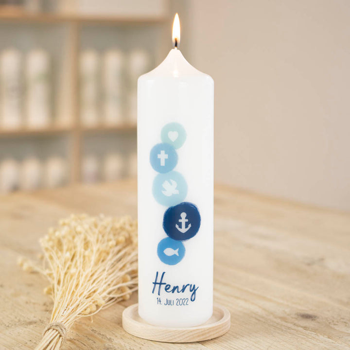 Kommunionkerze Symbole mit Herz, Kreuz, Taube, Anker und Fisch in blauen Kreisen