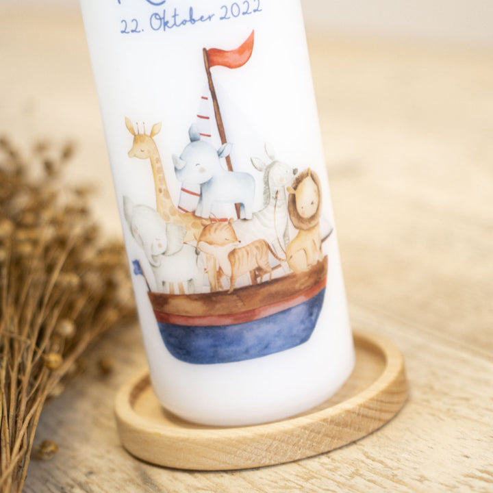 Personalisierte Taufkerze Arche Noah mit Tieren im Boot und rotem Segel