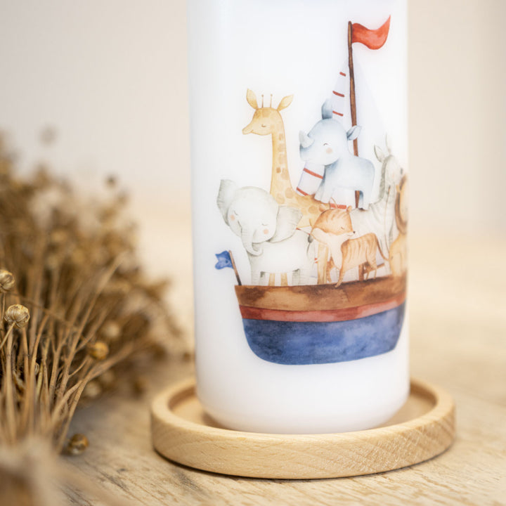 Arche aus Holz mit Giraffe, Elefant, Nashorn und Löwe auf der Taufkerze