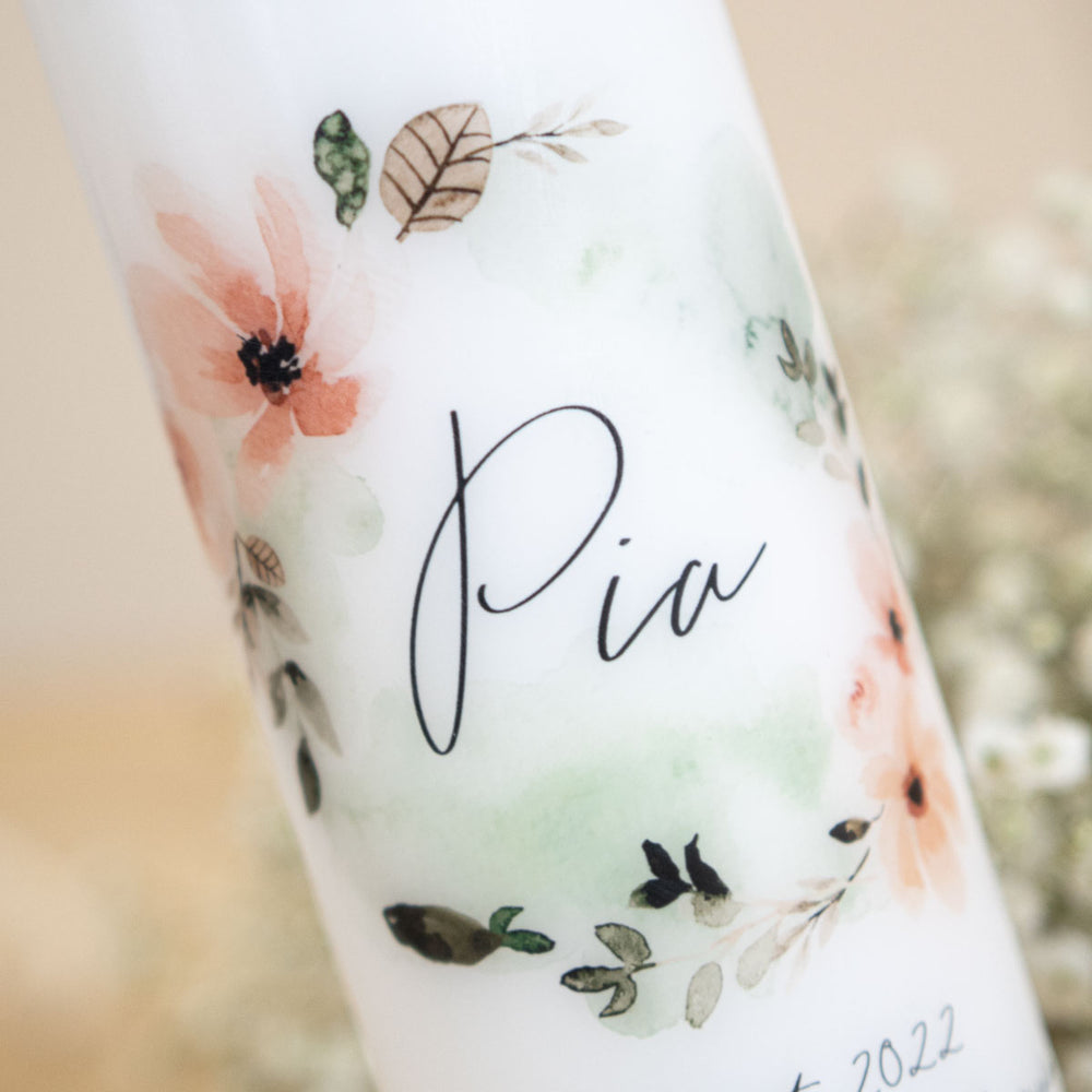 Apricot- und lachsfarbene Aquarellblüten der Taufkerze als Detail