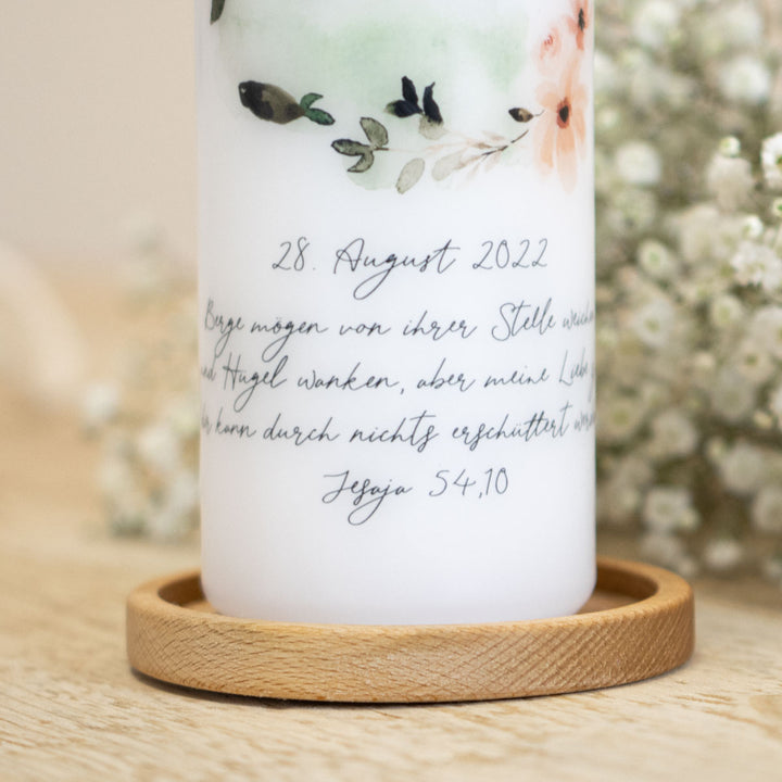 Taufkerze mit Aquarellblüten und Taufspruch, Detailaufnahme