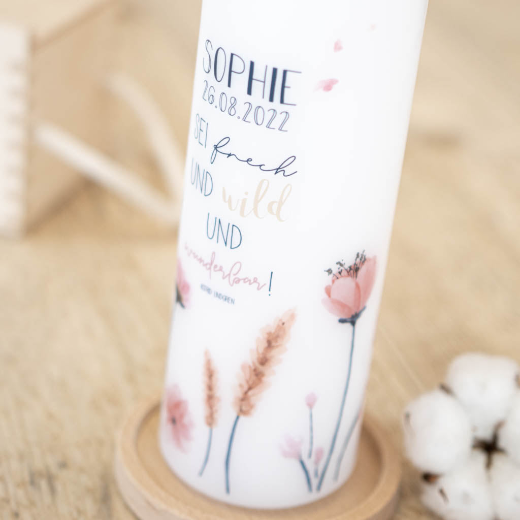 Wildblumen-Motiv der Taufkerze Sophie als Detailaufnahme