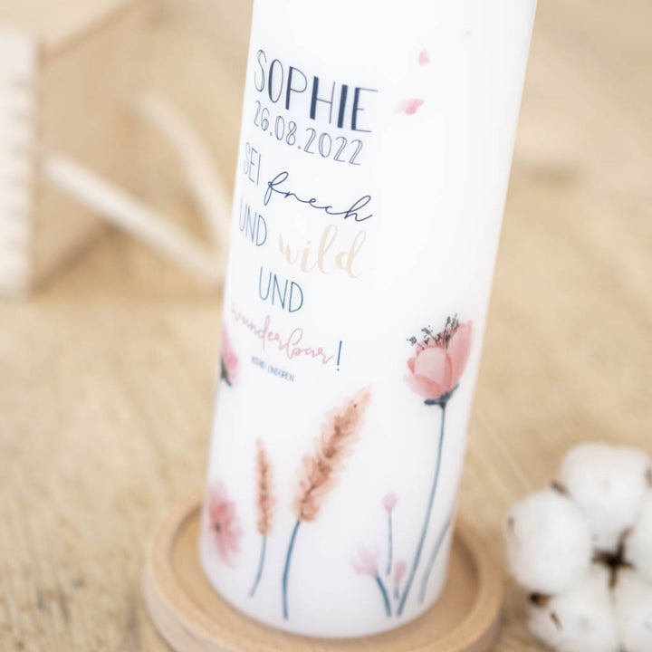 Wildblumen-Motiv der Taufkerze Sophie als Detailaufnahme