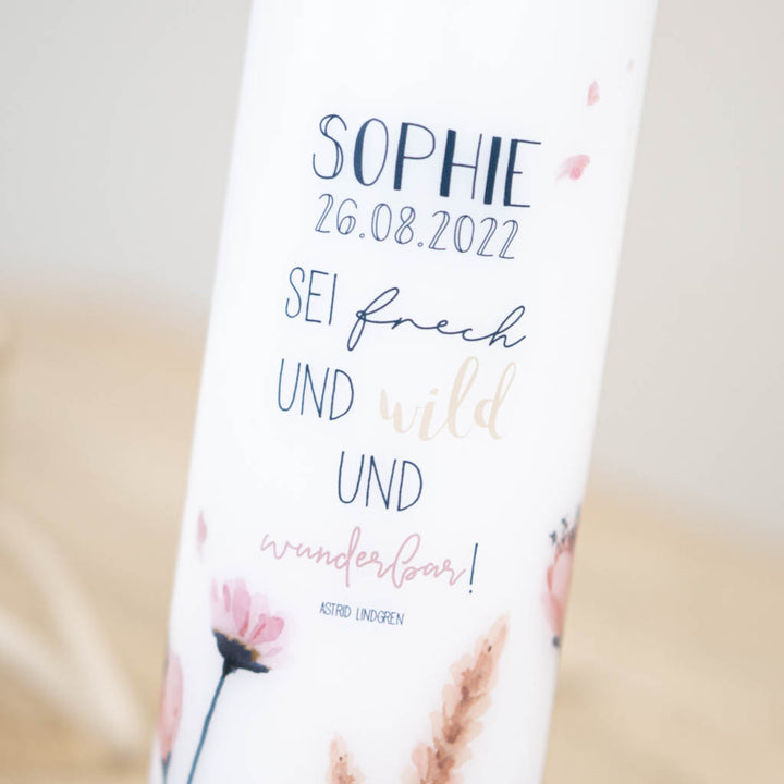 Taufkerze Sophie mit Name, Datum und darunter dem Spruch Sei frech und wild und wunderbar
