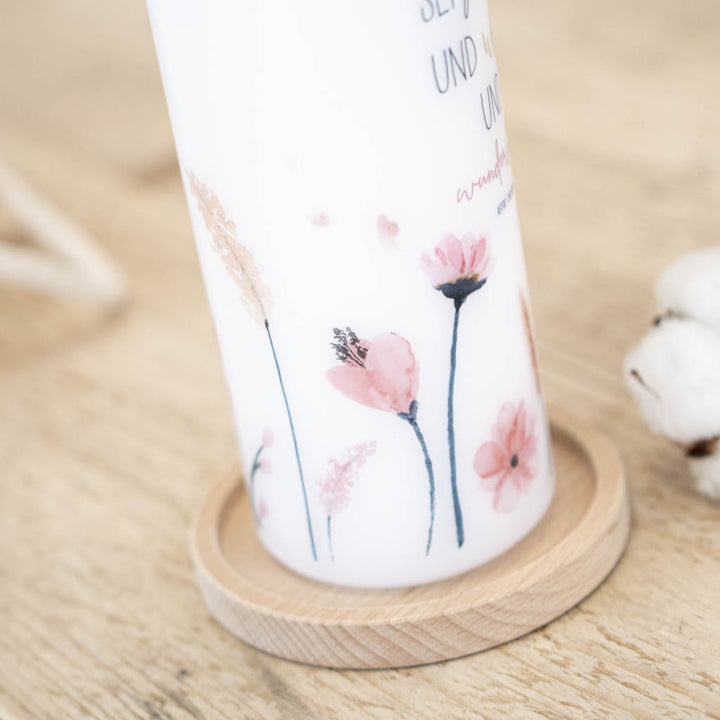 Taufkerze Blumenwiese Sophie auf einem Kerzenhalter aus Holz
