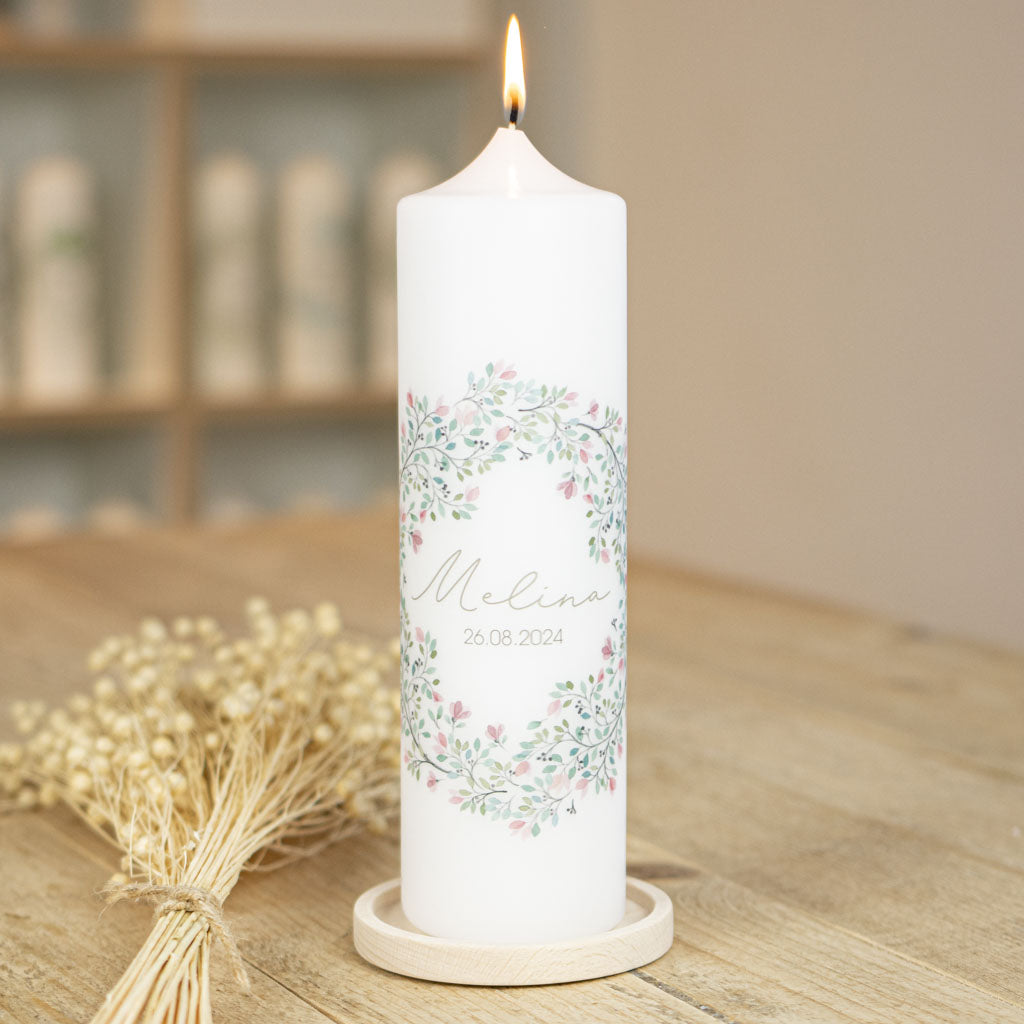 Taufkerze Blumenkranz auf Kerzenhalter Holz mit Trockenblumen-Deko