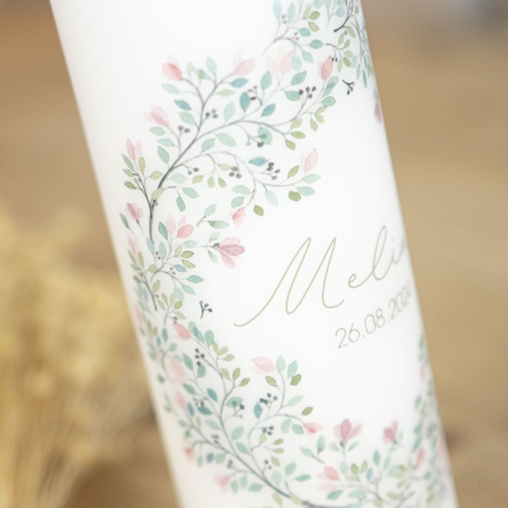 Detailansicht: filigraner Blumenkranz in Altrosa mit Name in Kalligrafie