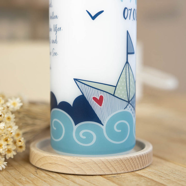 Taufkerze Papierboot mit Möwen und Wellen personalisiert