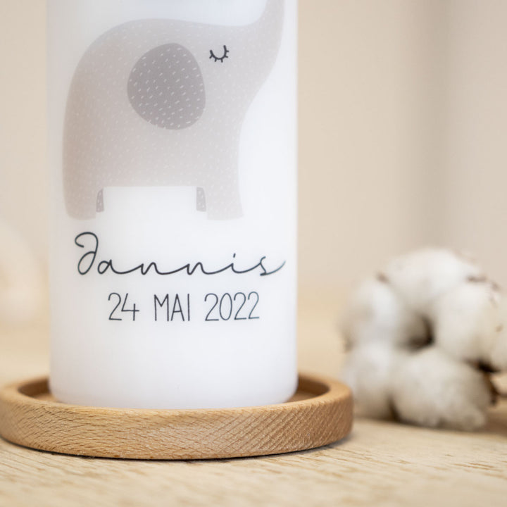 Personalisierte Taufkerze Elefant auf einem Kerzenhalter aus Holz