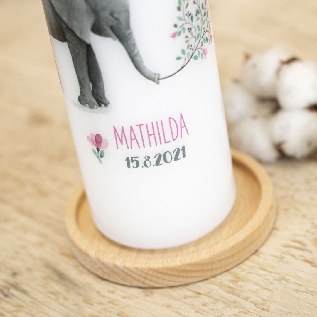 Taufkerze Elefant mit Name Mathilda und Taufdatum auf Holzteller