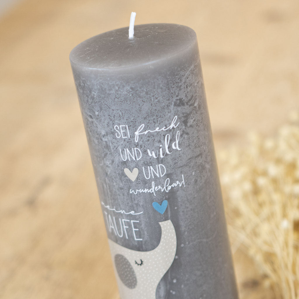 Taufkerze Elefant auf Rustic grauer Kerze mit Spruch „Sei frech und wild und wunderbar"
