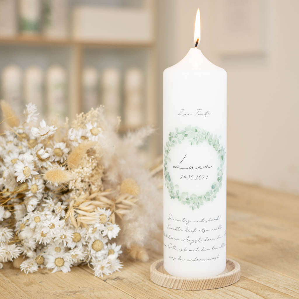 Taufkerze Eukalyptus in Grün – grüner Blätterkranz mit Name und Datum auf Holzhalter