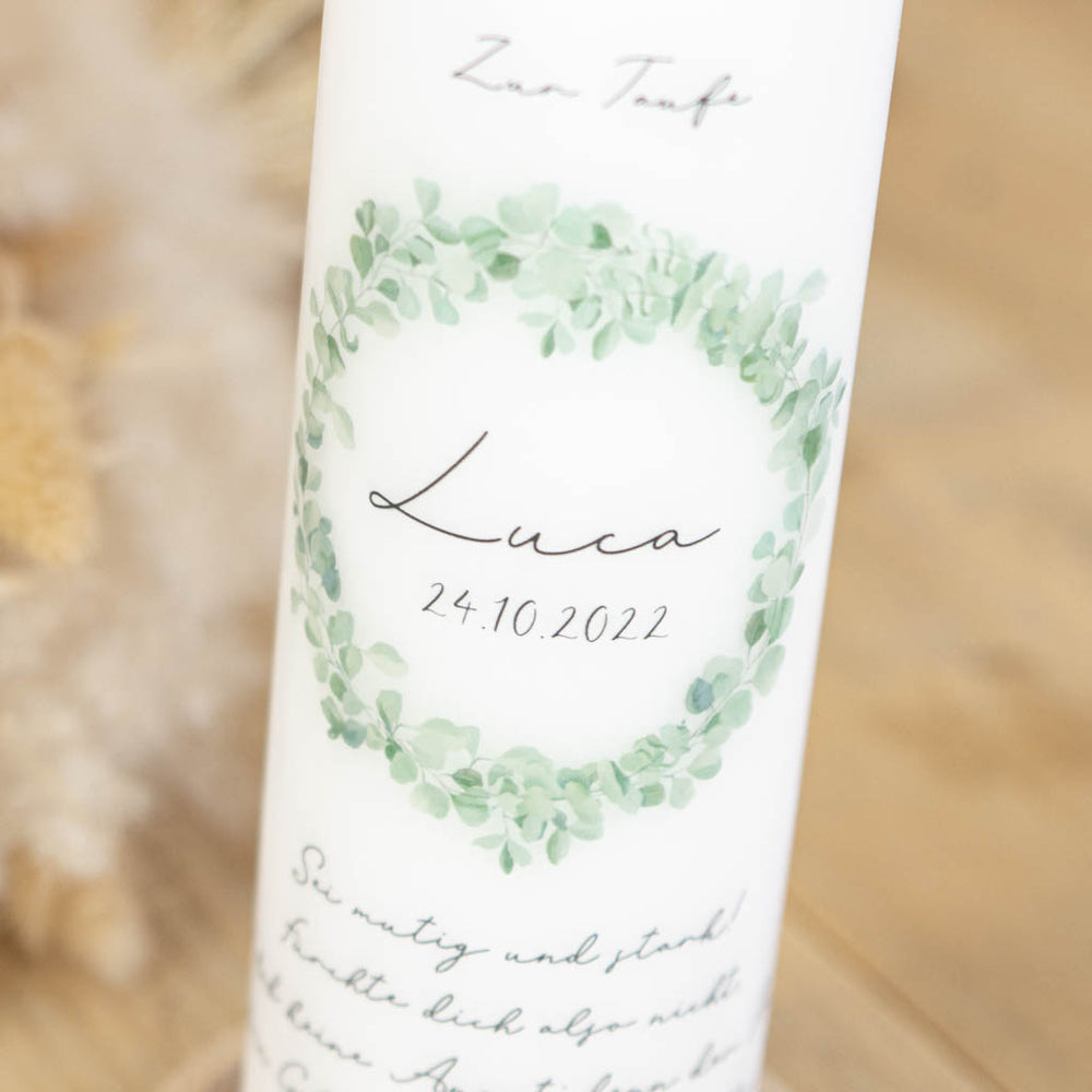 Eukalyptus-Blätterkranz in Grün mit Name Luca und Taufdatum in Schreibschrift