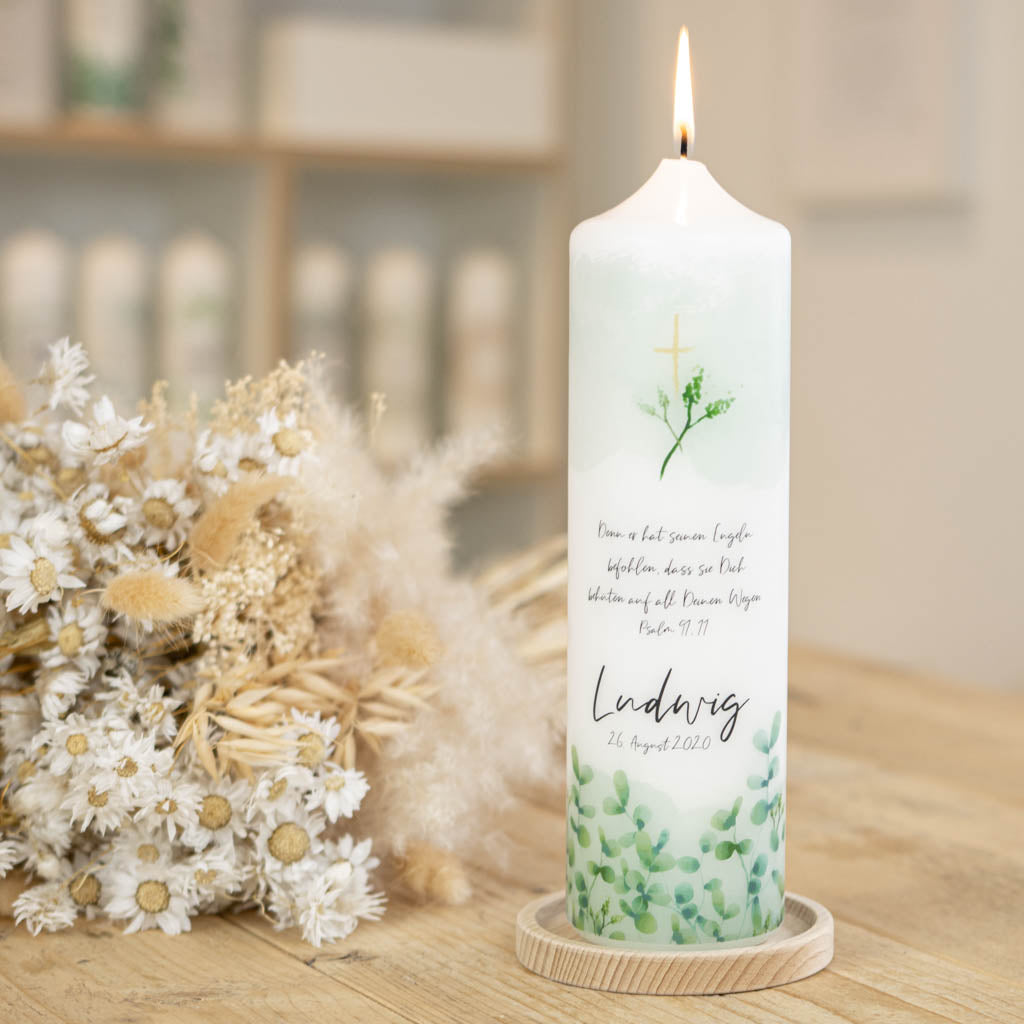 Taufkerze Eukalyptus Kreuz in Grün mit goldenem Kreuz und Name