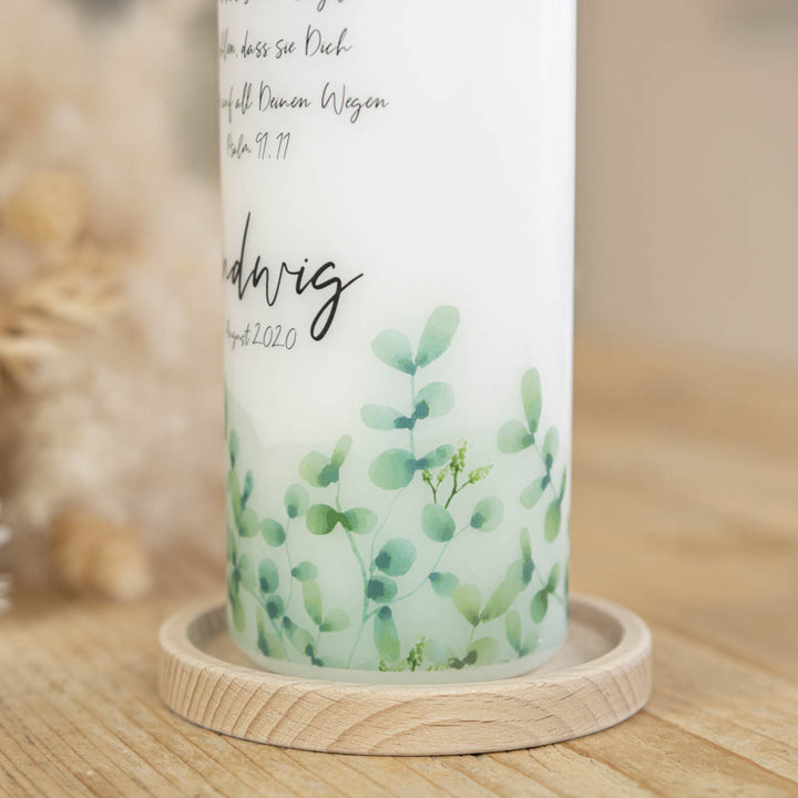 Aquarell-Eukalyptus mit runden Blättern am unteren Rand der Taufkerze