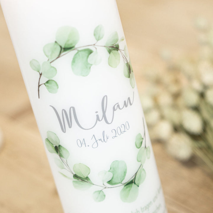Eukalyptuskranz in Aquarell mit Name in grauer Kalligrafie auf der Taufkerze