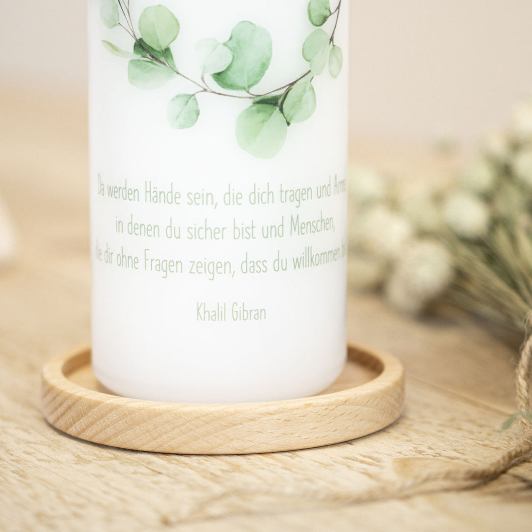Taufkerze Eukalyptus mit Taufspruch auf Holz-Kerzenhalter
