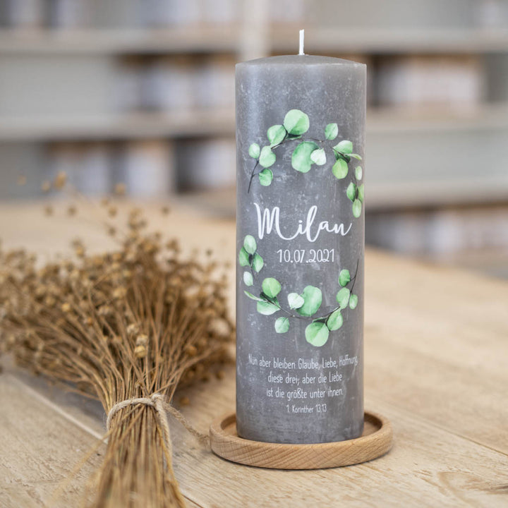 Taufkerze Eukalyptus auf Rustic Beton Grau – Kranz-Motiv mit weißer Schrift