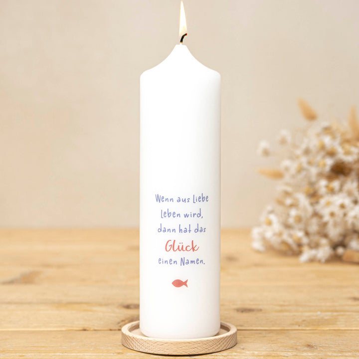 Rückseite der Taufkerze mit Taufspruch „Wenn aus Liebe Leben wird, dann hat das Glück einen Namen“