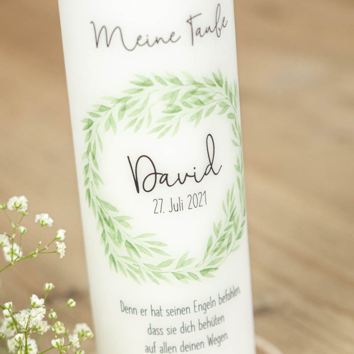 Personalisierte Taufkerze Kranz in Grün mit Greenery-Blätterkranz und "Meine Taufe"