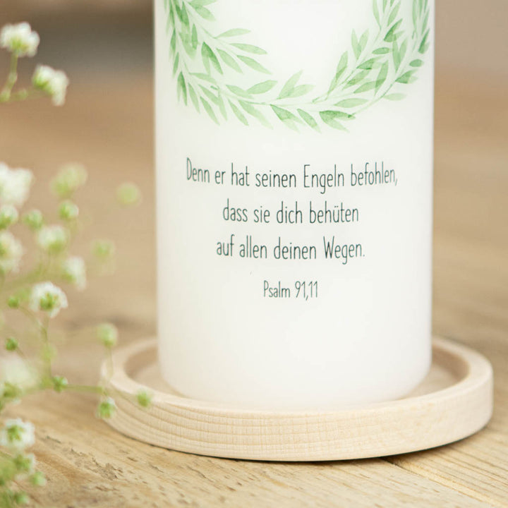 Taufkerze Kranz David mit Taufspruch unter dem grünen Blätterkranz