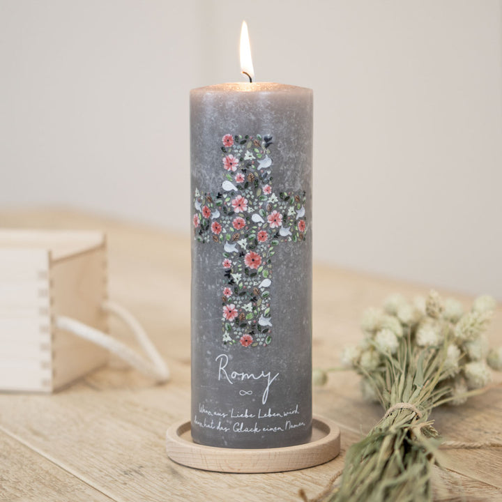 Taufkerze Vintage in Rustic Beton Grau mit floralem Kreuz