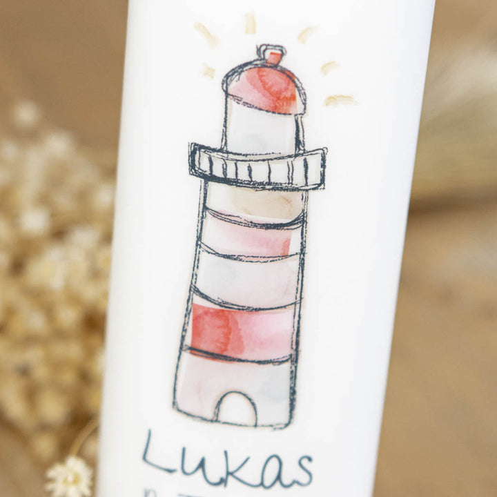 Rot-weiß geringelter Leuchtturm im Aquarellstil auf der Taufkerze