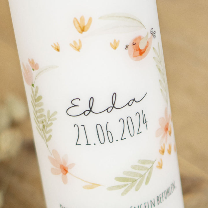 Taufkerze modern Blumen – Detail mit Schreibschrift-Name und Datum im Blütenkranz