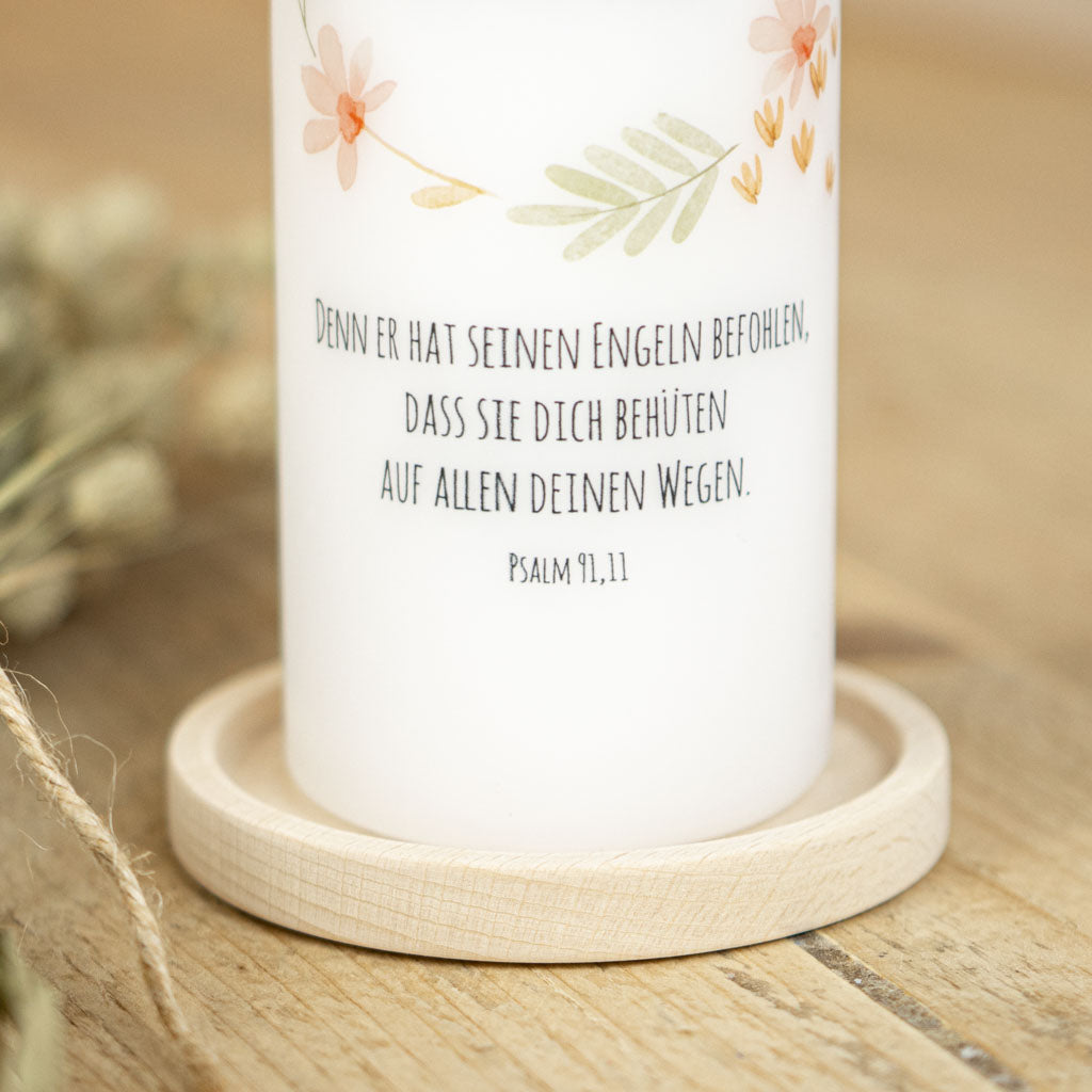 Taufkerze mit Taufspruch Psalm 91,11 auf Kerzenhalter aus Holz