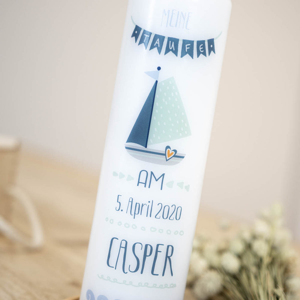 Segelboot-Motiv der Taufkerze Schiff in Blau und Mintgrün mit goldenem Herz
