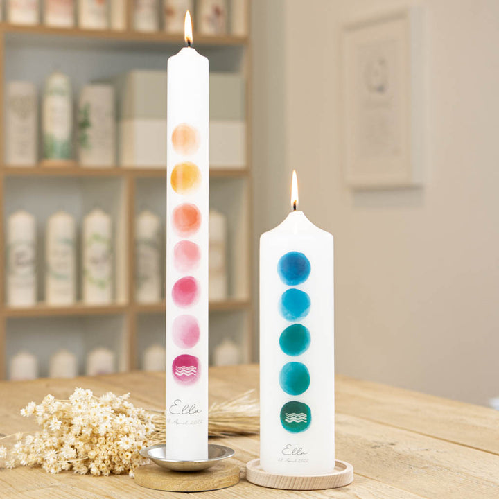 Taufkerze mit Aquarell-Kreisen in Blau und Altrosa, unterster Kreis mit Wellensymbol