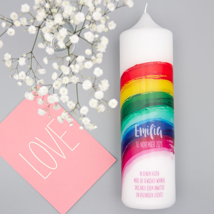 Taufkerze Regenbogen bunt personalisiert mit Name und Taufdatum