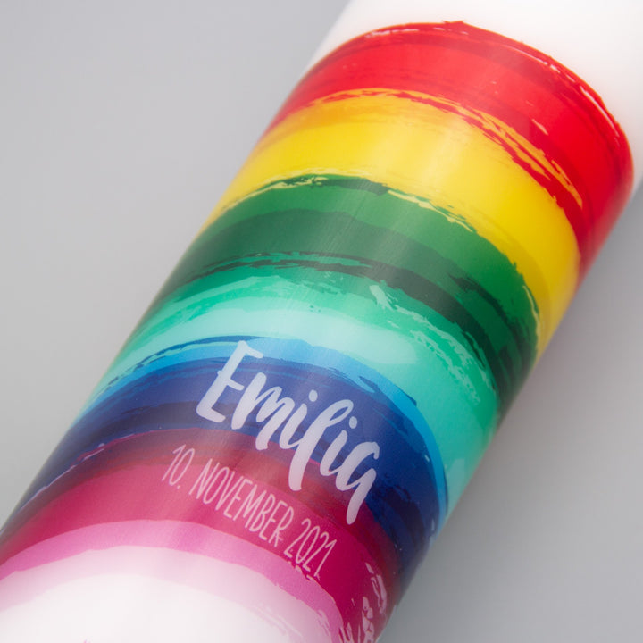 Bunter Regenbogen im Pinselstrich mit Namenszug auf der Taufkerze