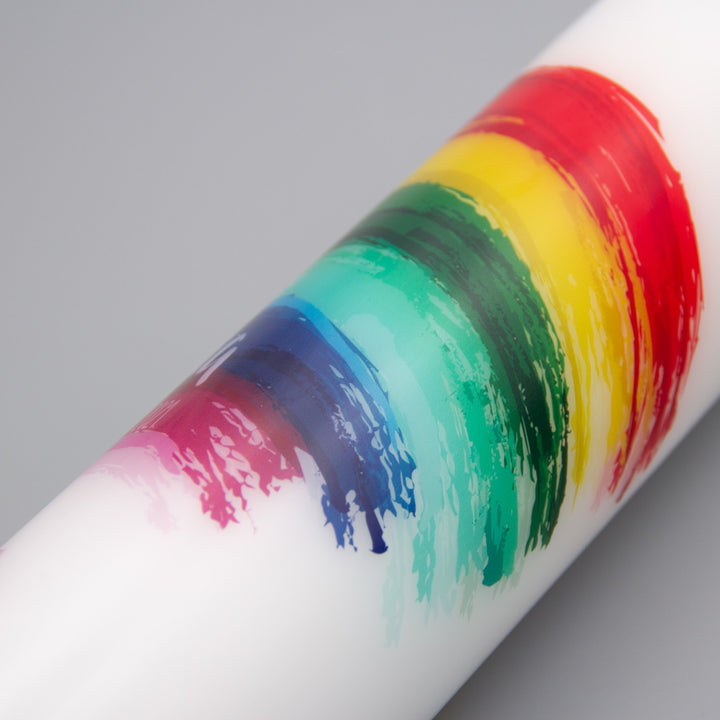 Taufkerze mit buntem Regenbogen Seitenansicht