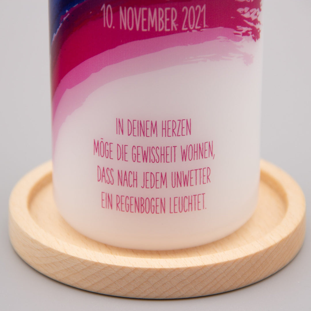 Taufkerze Regenbogen bunt mit Taufspruch im Holz-Kerzenhalter