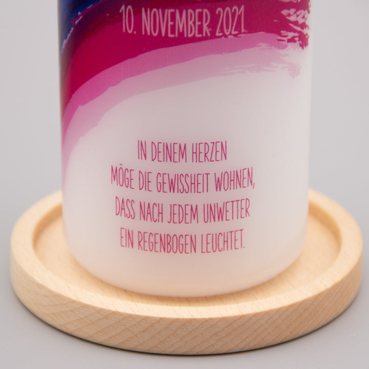 Taufkerze Regenbogen bunt mit Taufspruch im Holz-Kerzenhalter