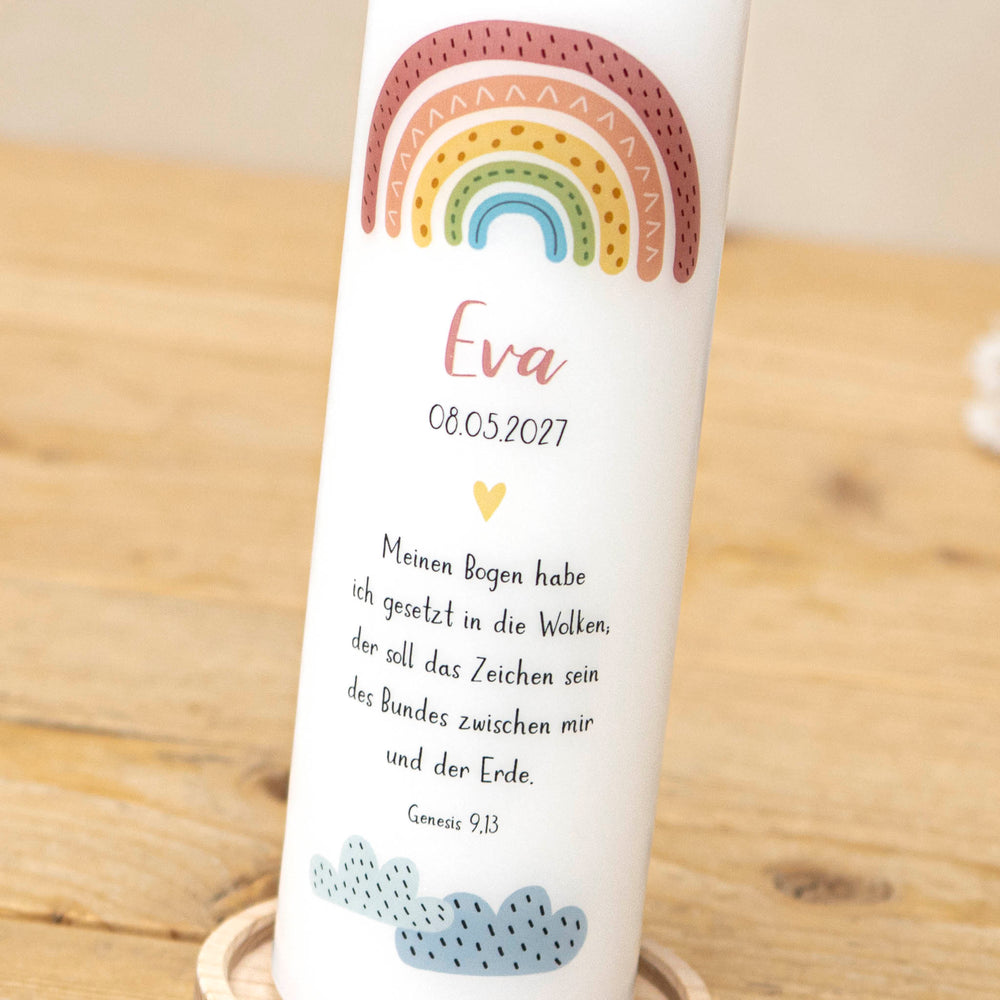 Boho-Regenbogen mit Wolken und Bibelvers auf der Taufkerze