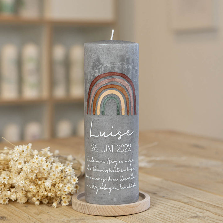 Taufkerze Regenbogen als Rustic-Kerze in Beton Grau, 20 cm
