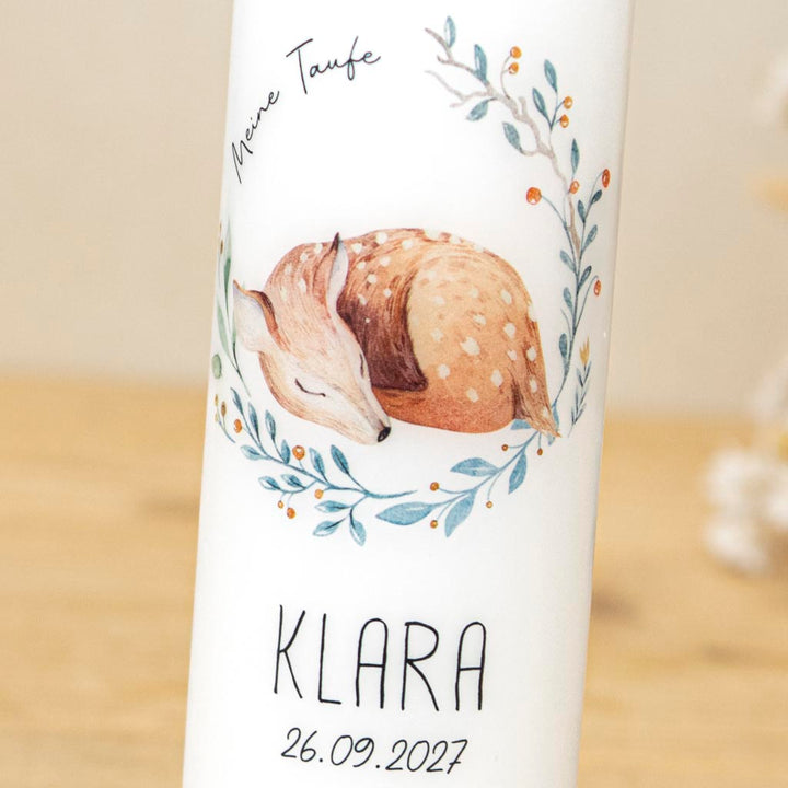 Taufkerze Reh Klara im Aquarellkranz aus Blaettern und Beeren