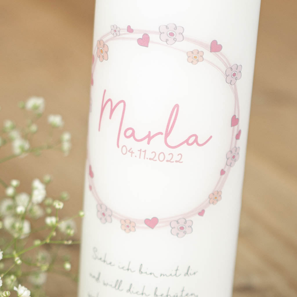 Taufkerze rosa mit Blütenkranz und Herzen, Name und Taufdatum auf Marla